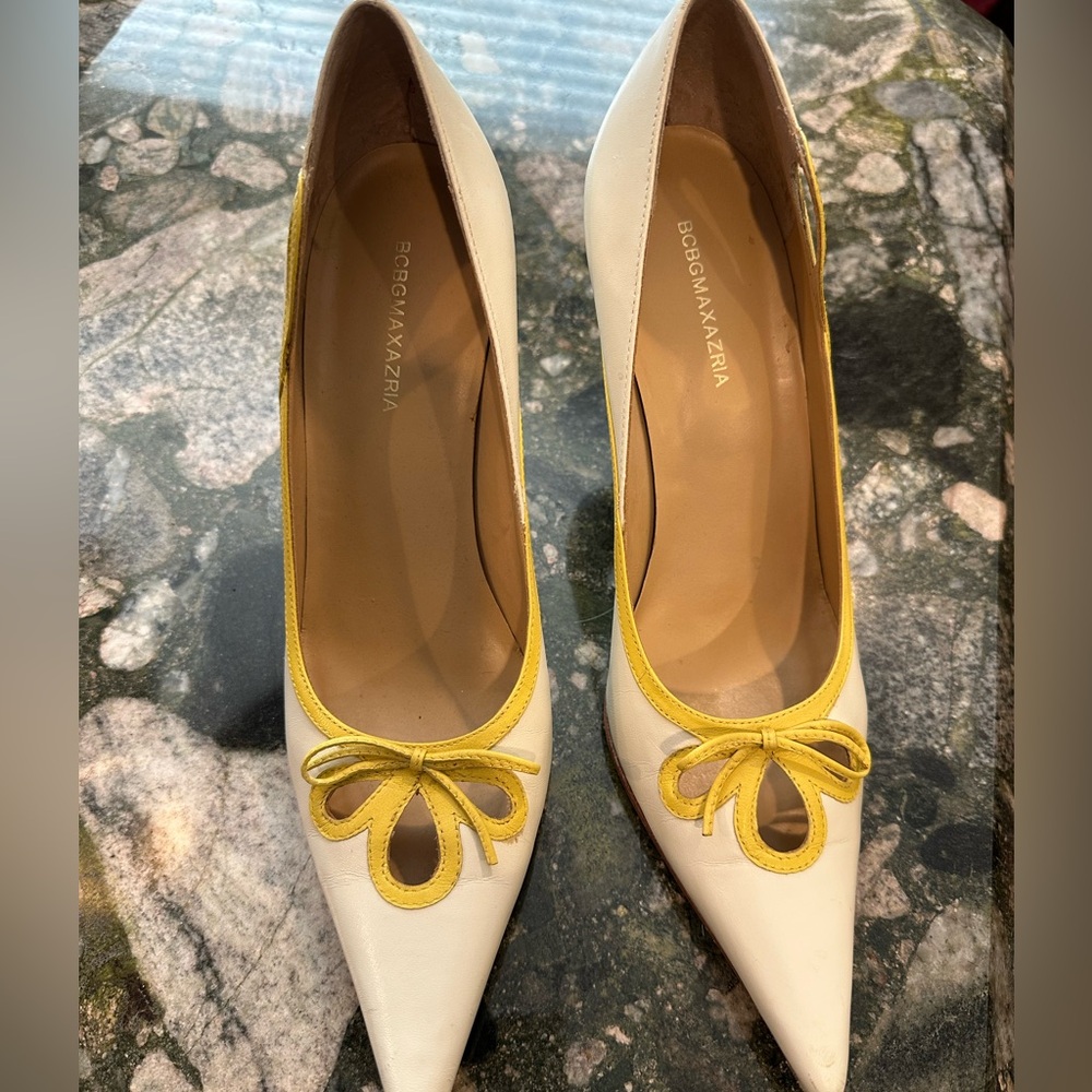 BCBGMAXAZRIA all leather heels. 2 1/2” cream/yellow 8 1/2